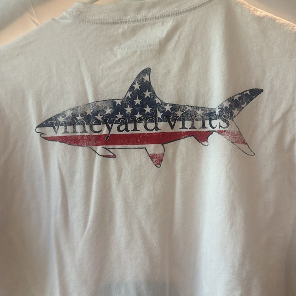 Vineyard Vines Kids Tee – White Shark USA Flag Logo – Size Large (NWT)